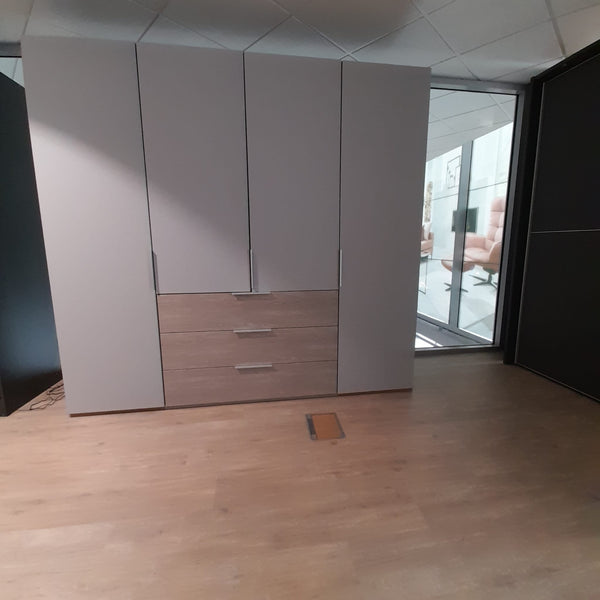 Showroommodel Draaideurkast Nolte- Zijdegrijs met ladenblok